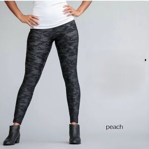 NWT! PEACH (Discover Peach Gym Work & Play) CITADEL Camo Leggings Sz. Small